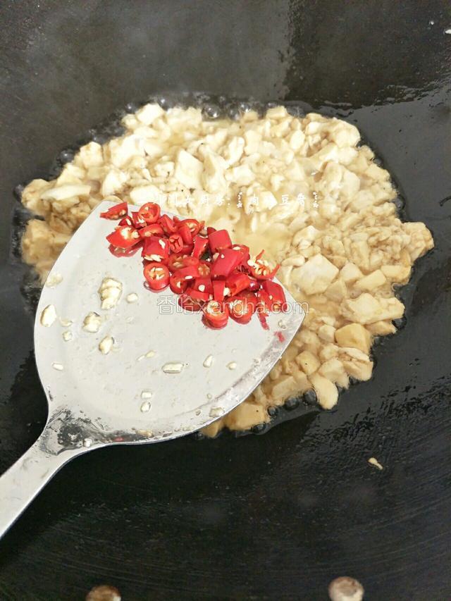加入指天椒。