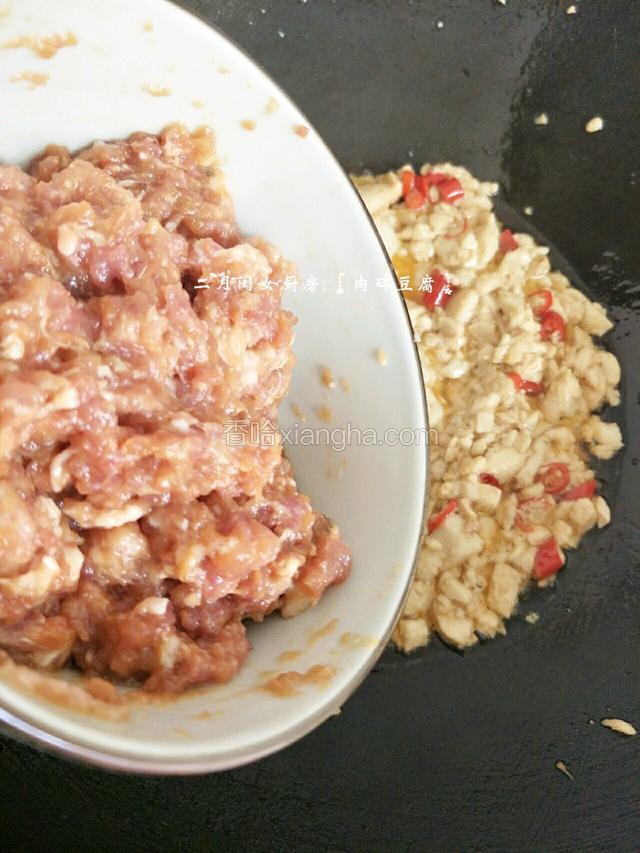 倒入腌制好的肉碎，焖上8分钟。