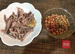 鹰嘴豆花生米煲猪肚汤的做法图解1