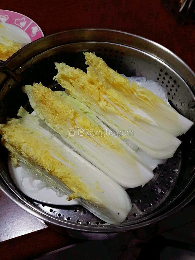 盘中铺好粉丝 再放上娃娃菜上锅蒸8分钟