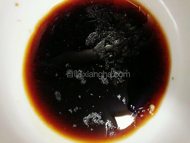 蒸鱼豉油5勺 盐2克 香油2克调汁备用