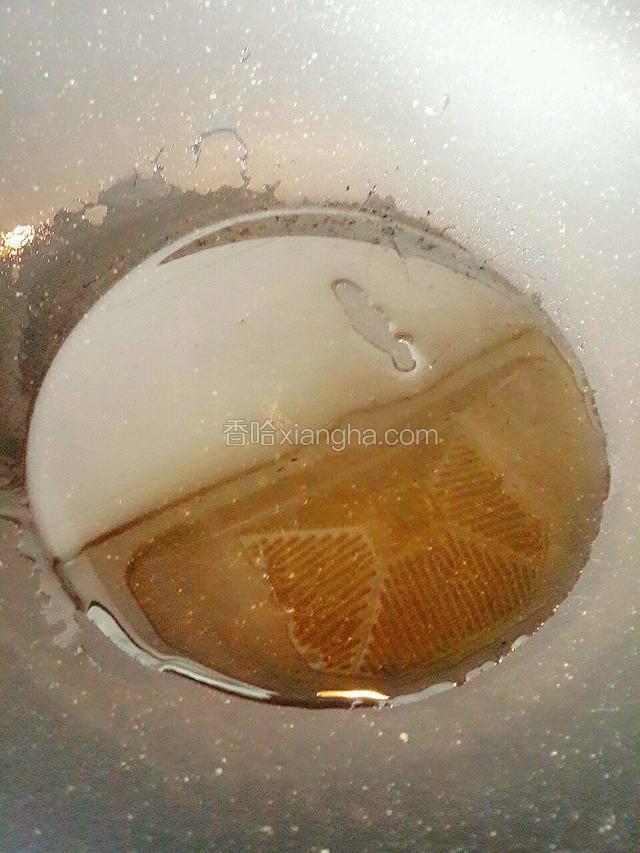 锅中放油