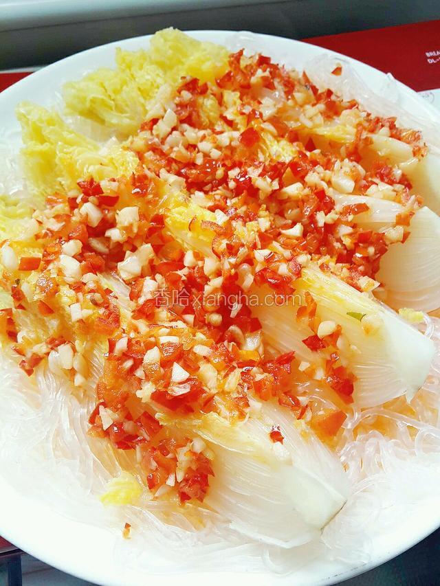 蒜末呈黄色 连同油一起浇在菜上