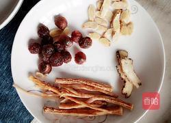 黄芪当归党参老母鸡汤的做法图解1