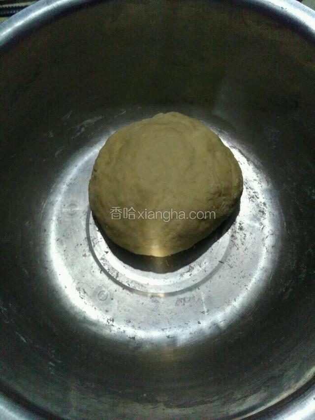 和成光滑面团，发两小时。（面粉用牛奶和面，粘粘的）