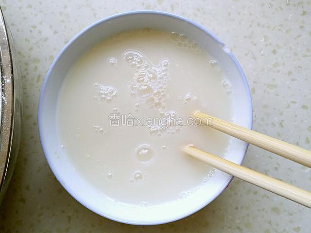 酵母粉放入水中，搅拌至融化。静置5分钟