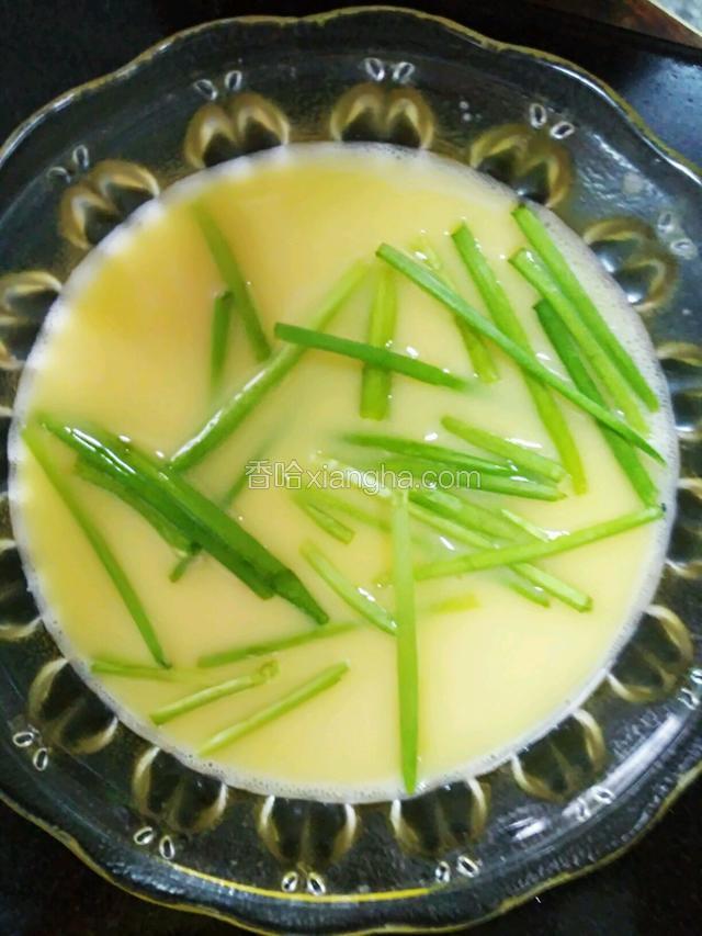 撒上蒜苗，