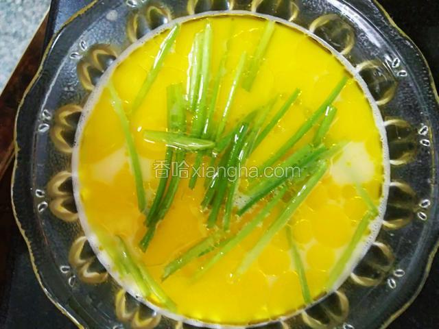 倒上豆油，熟油更好。（我用了3汤匙，有点多）