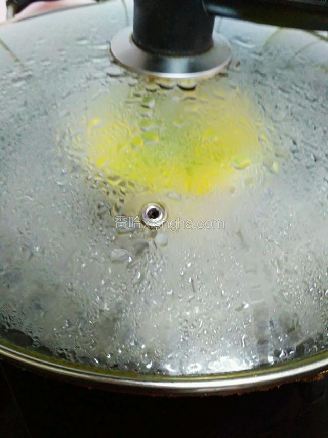盖上盖留一排气孔，加大火烧开，大火蒸15分钟。关火可焖一分钟或不焖。