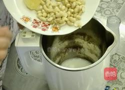 牛奶花生露的做法图解2