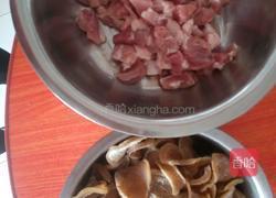 土豆干炖鸡肉块的做法图解1