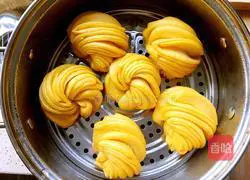 Illustration of how to make carrot flower rolls 22