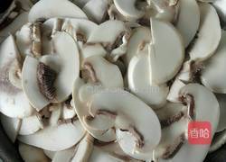 口蘑炒肉的做法图解1