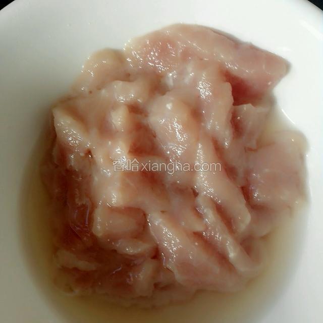 肉切好用少许水淀粉腌制十分钟
