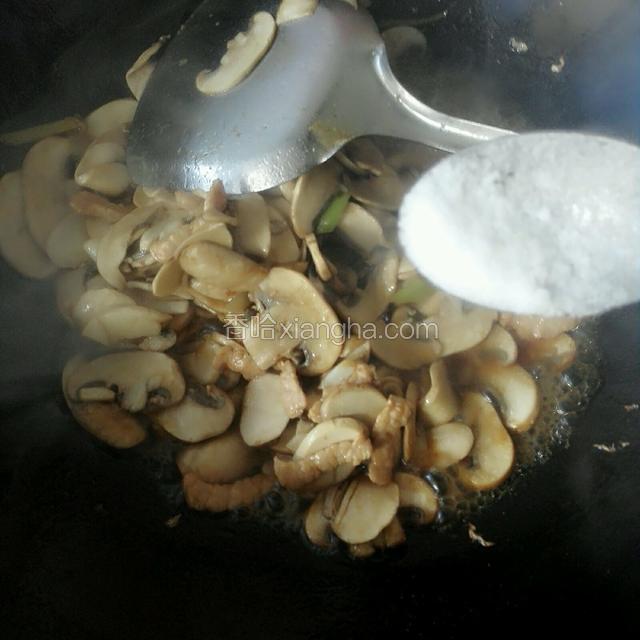 放入适量盐和十三香调味