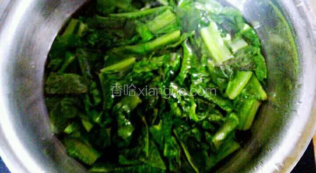 加一小勺盐在锅里，焯变色即可捞出过凉。
