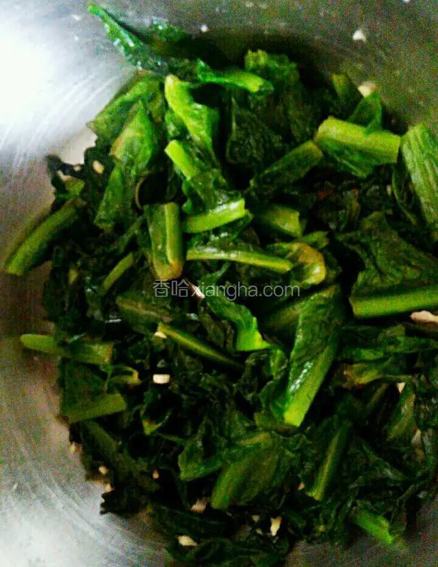 撒上芝麻搅拌均匀