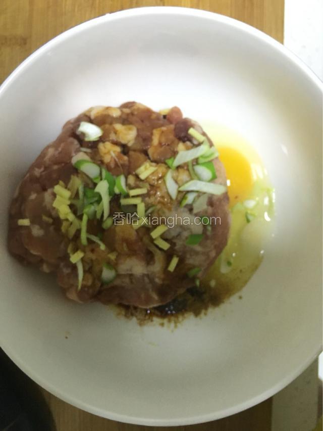 肉馅内放入一个鸡蛋适量准备好的葱姜蒜，盐，花椒，味精适量。