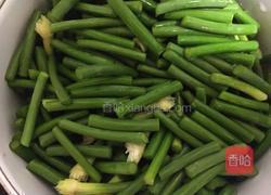 腊肠炒蒜苗的做法图解2