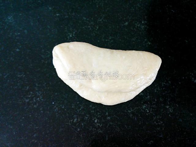 上面翻下来对折，成半圆。