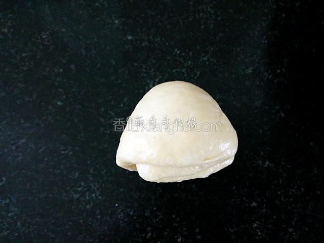 再由左向右对折一次，成扇形，然后滚圆成圆形即可。这样处理后的面团会更立体。
