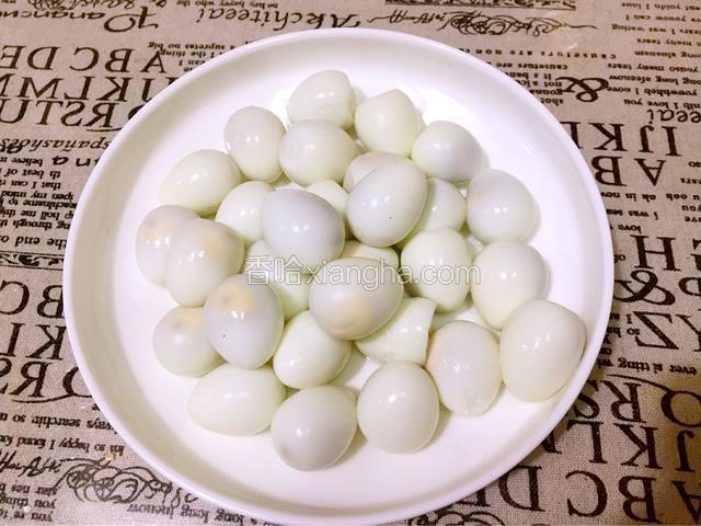煮熟后去壳备用