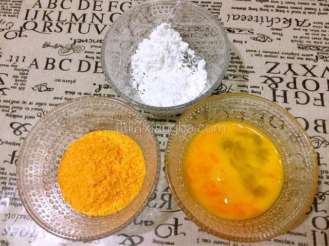 鸡蛋打散，玉米淀粉和面包糠分别放入碗中