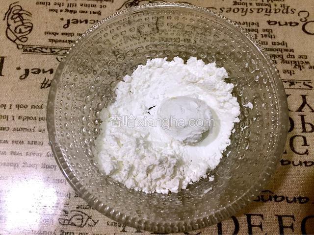 先把鹌鹑蛋放入淀粉中裹上一层薄薄的淀粉