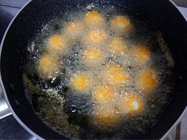 等锅中油再次升温时放进去复炸至金黄色即可