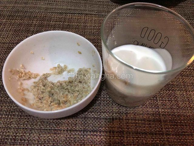 杯中放入一大半燕麦片，加入酸奶