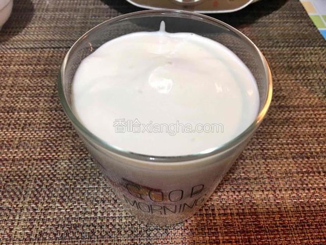 再加入酸奶至杯口