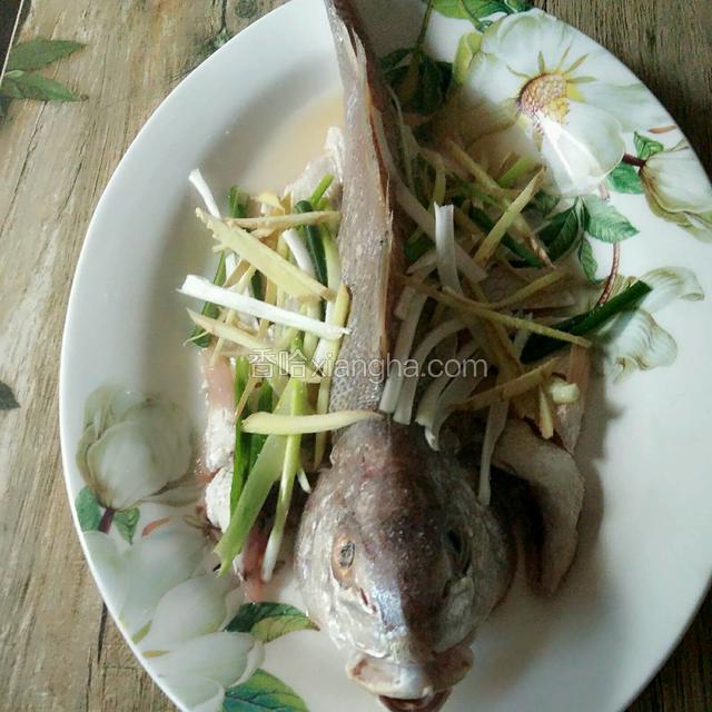 鱼用葱姜、料酒、盐，腌两小时