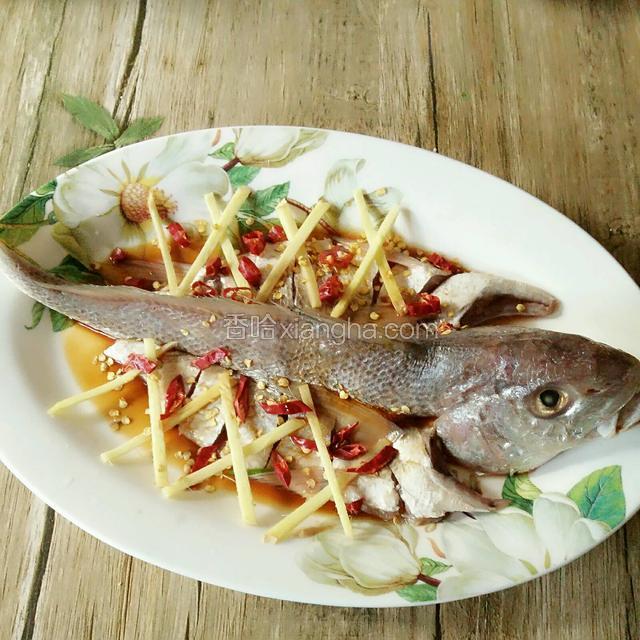 撒上辣椒段，一边浇上一勺豉油