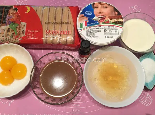 准备好所需原材料并称重，把吉利丁片掰成小片，用冷水泡软备用；