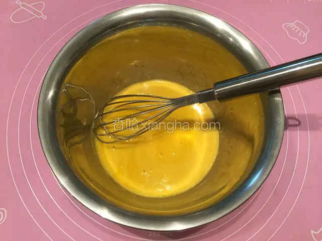 将蛋黄倒入料理盆中，用手动打蛋器打发到浓稠状态备用；
