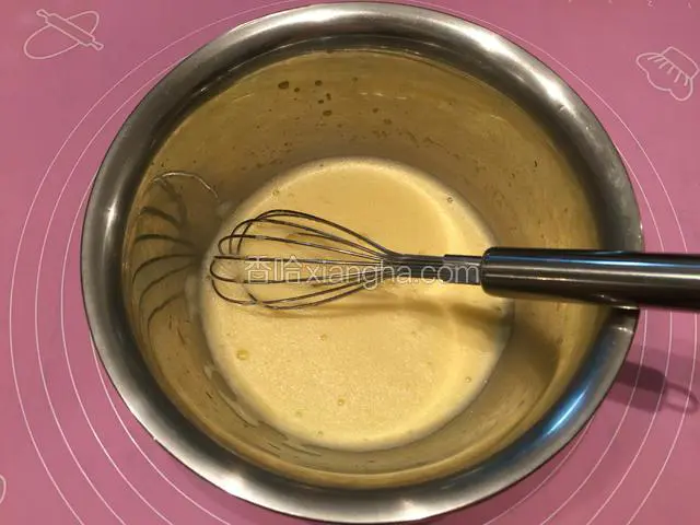 倒完糖水后持续再搅打5--10分钟，让蛋黄糊的温度降到与手心温度接近；