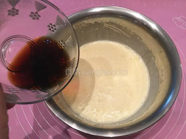 加入40克咖啡力娇酒搅拌均匀；