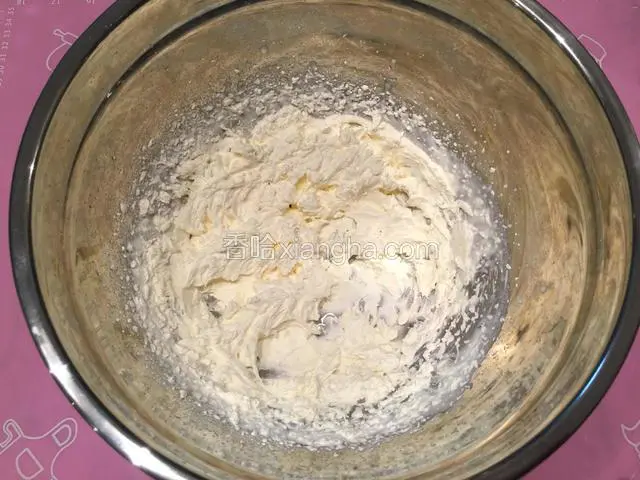 把150克淡奶油用电动打蛋器全程低速搅打，待打发至软性发泡（六分发），刚刚出现纹路即可；