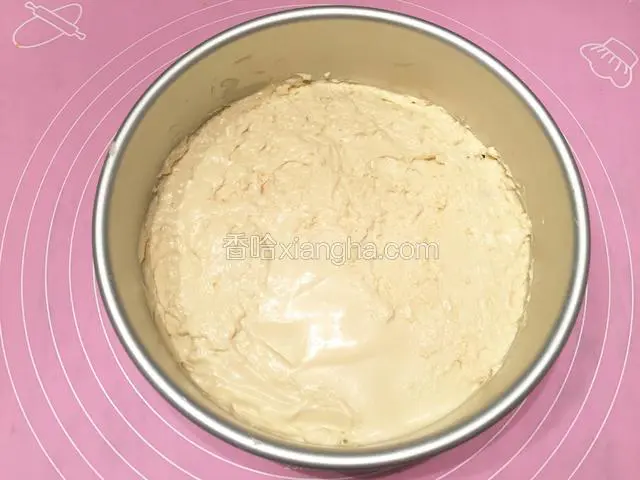 接着倒入一半的芝士糊；