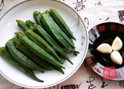 金蒜蚝油秋葵的做法图解1