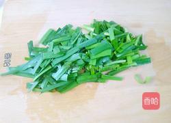 咸蛋白韭菜饼的做法图解1