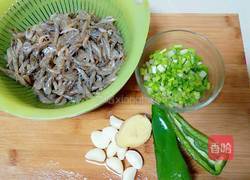 葱爆小河虾的做法图解1