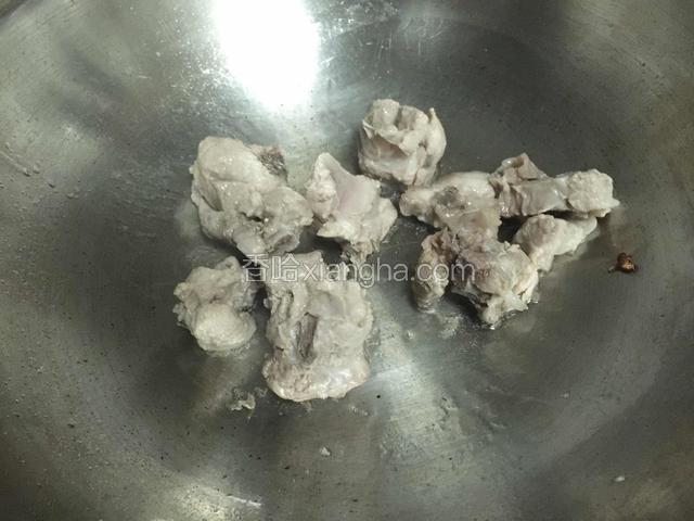 锅内放油烧热，放入排骨翻炒片刻。