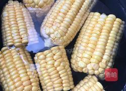 牛奶玉米的做法图解3