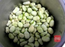煮五香蚕豆的做法图解1
