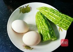 苦瓜煎蛋的做法图解1