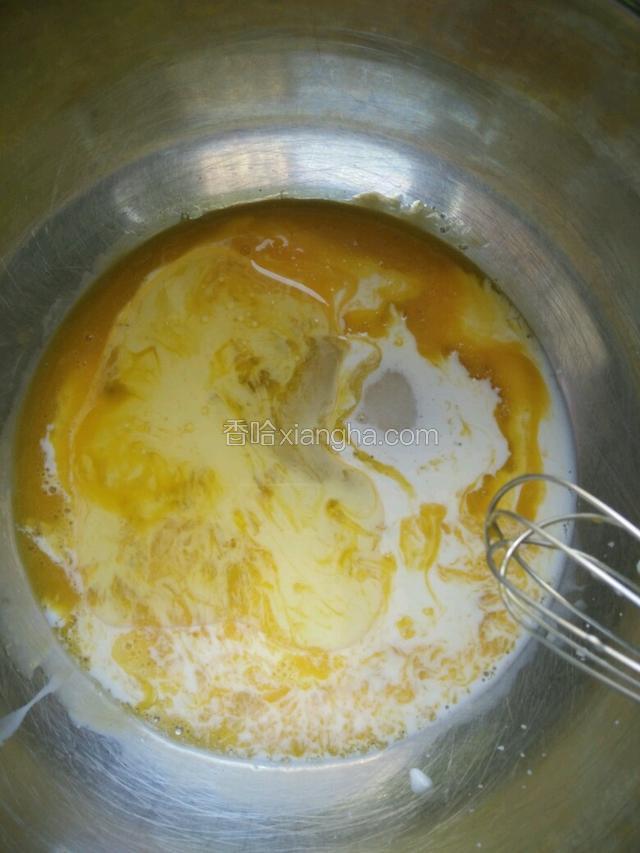 蛋黄打散，加入10克的糖，牛奶，植物油搅拌均匀