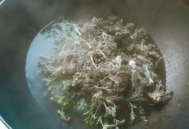 水开后倒入白蒿。