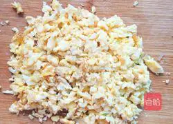 Illustration of how to make double meat and three vegetarian bun fillings 5