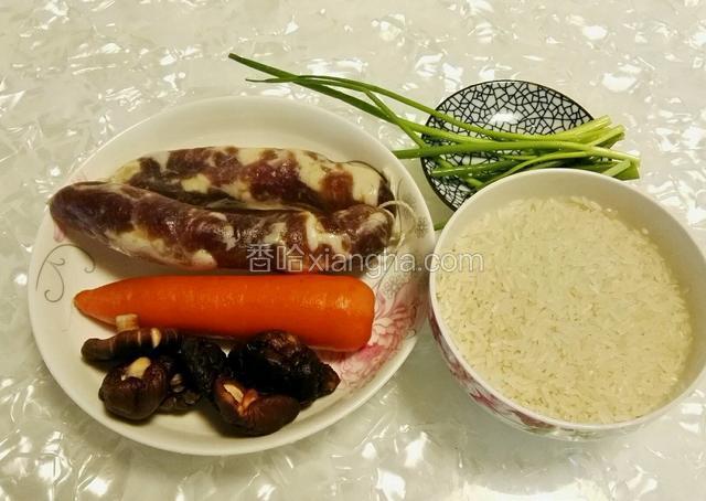 准备材料：所以材料洗净，香菇泡发。